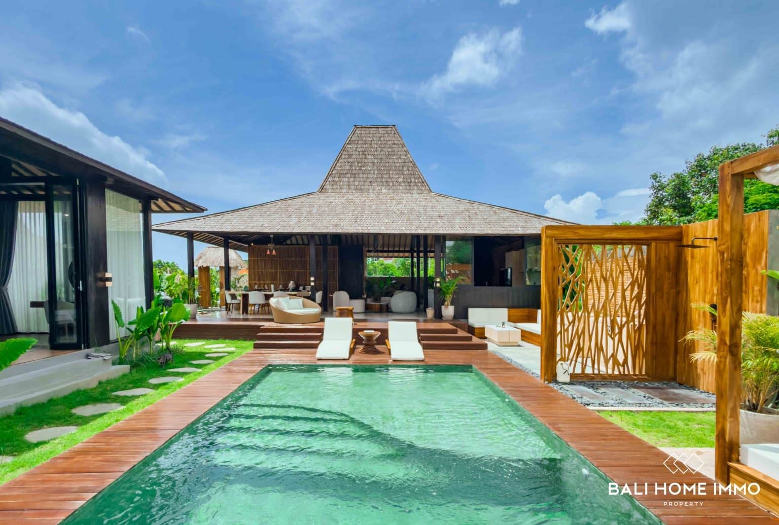 STUNNING 3 Bedroom Traditional Balinese Villa for Sale and Rent in Pandawa