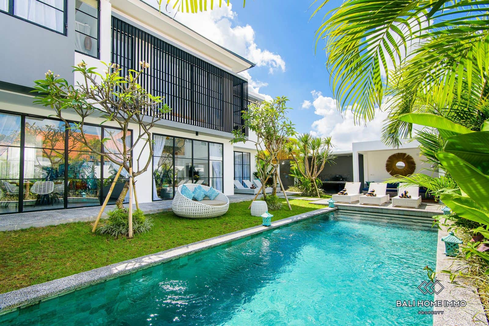 4 Bedroom Modern Villa For Sale and Rent in the center of Berawa Bali