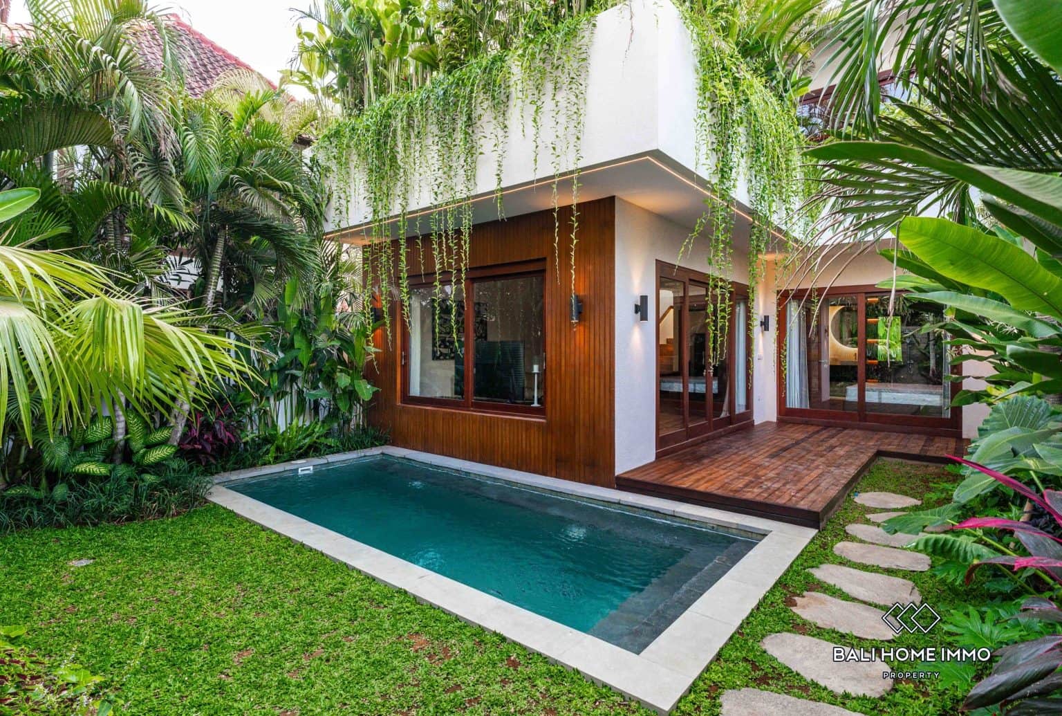 Tropical luxury style 3 bedroom villa for sale leasehold in Bali, Sanur