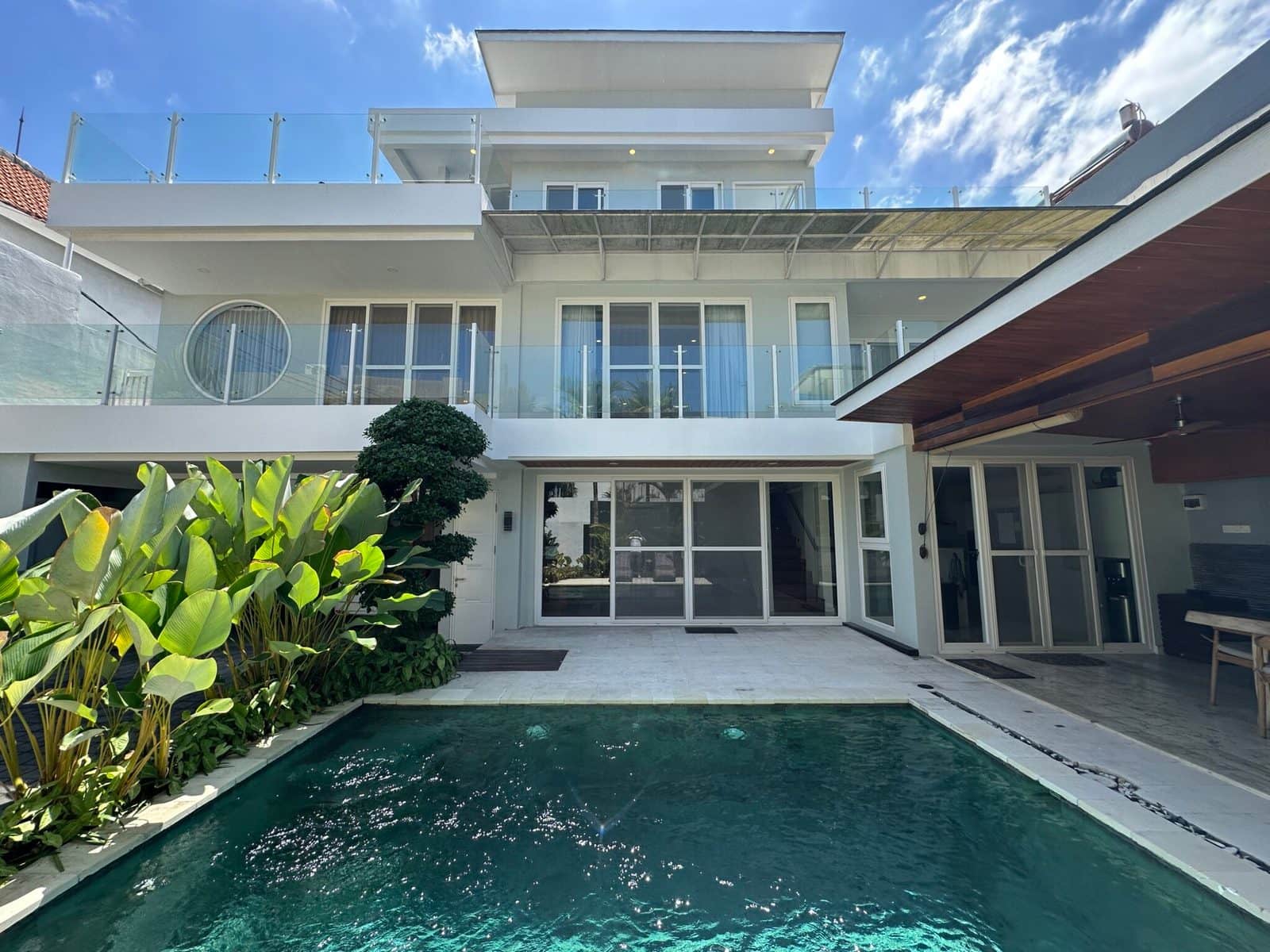 4-bedroom freehold villa in Kerobokan — photo 2 of 5