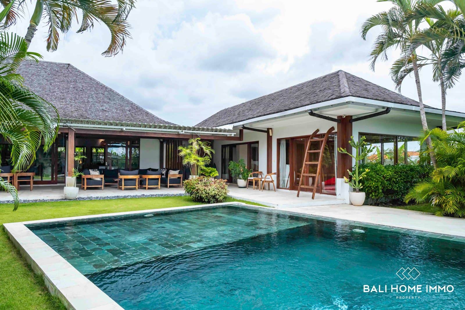 Spacious 5 Bedroom Villa with Greenbelt View For Sale near Berawa Canggu