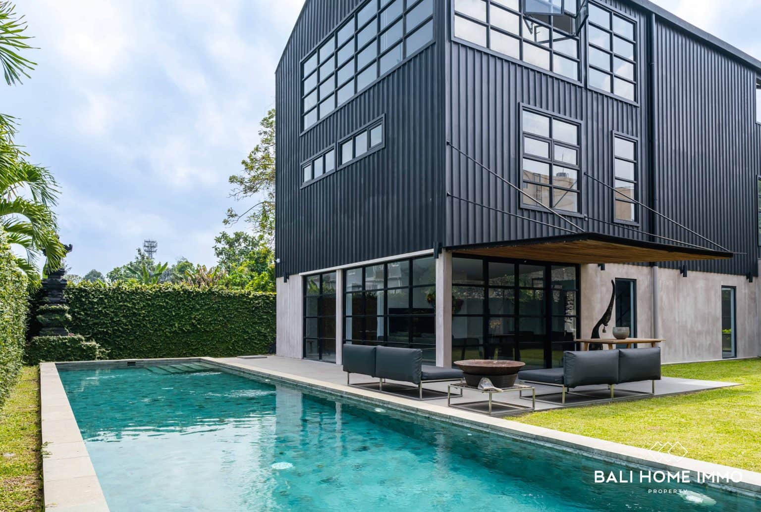 5 Bedroom Jungle View Villa with Gym For Sale in Padonan Canggu