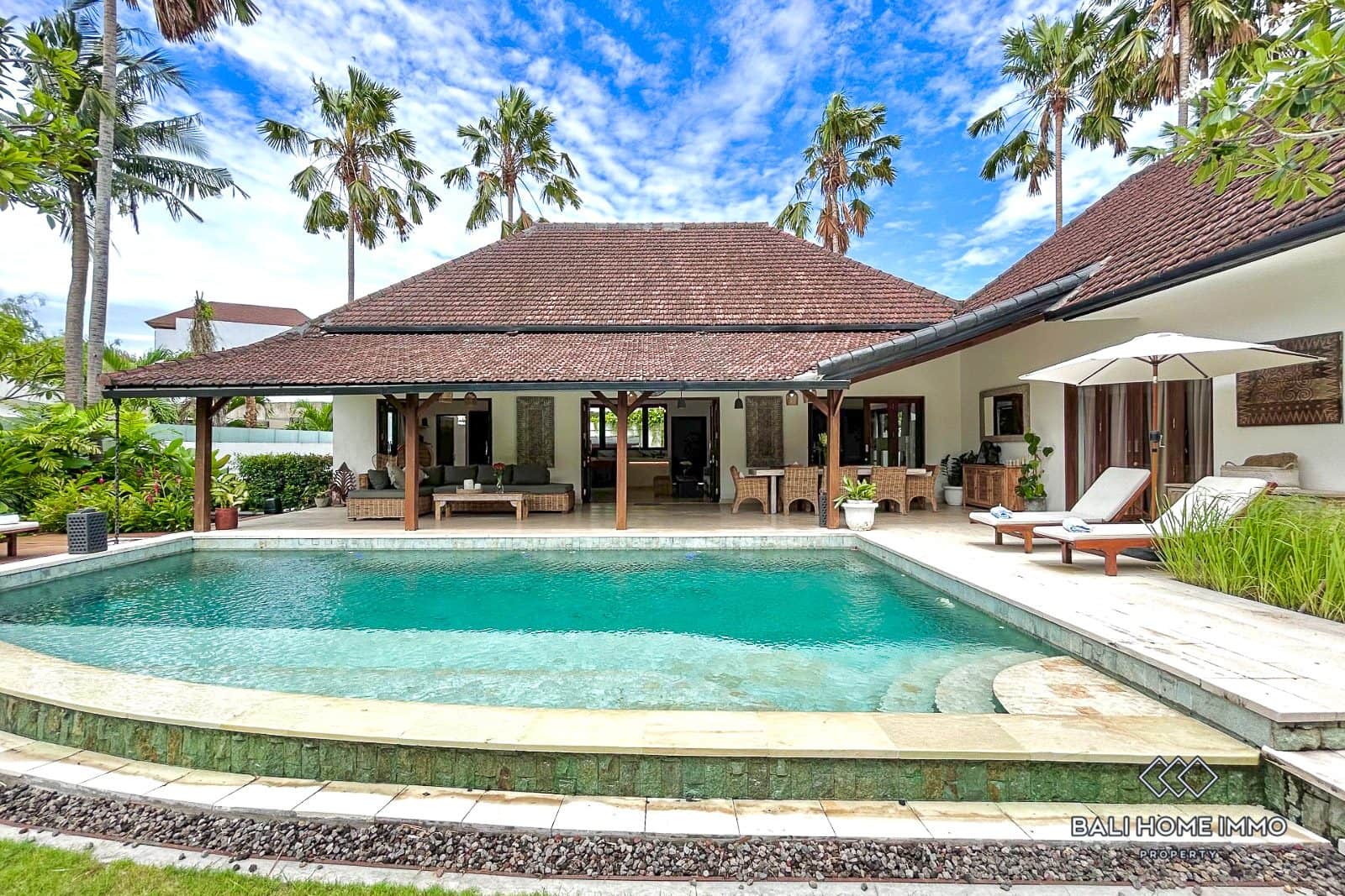 3 Bedroom Villa with Spacious Garden For Sale and Rent Near Berawa Beach