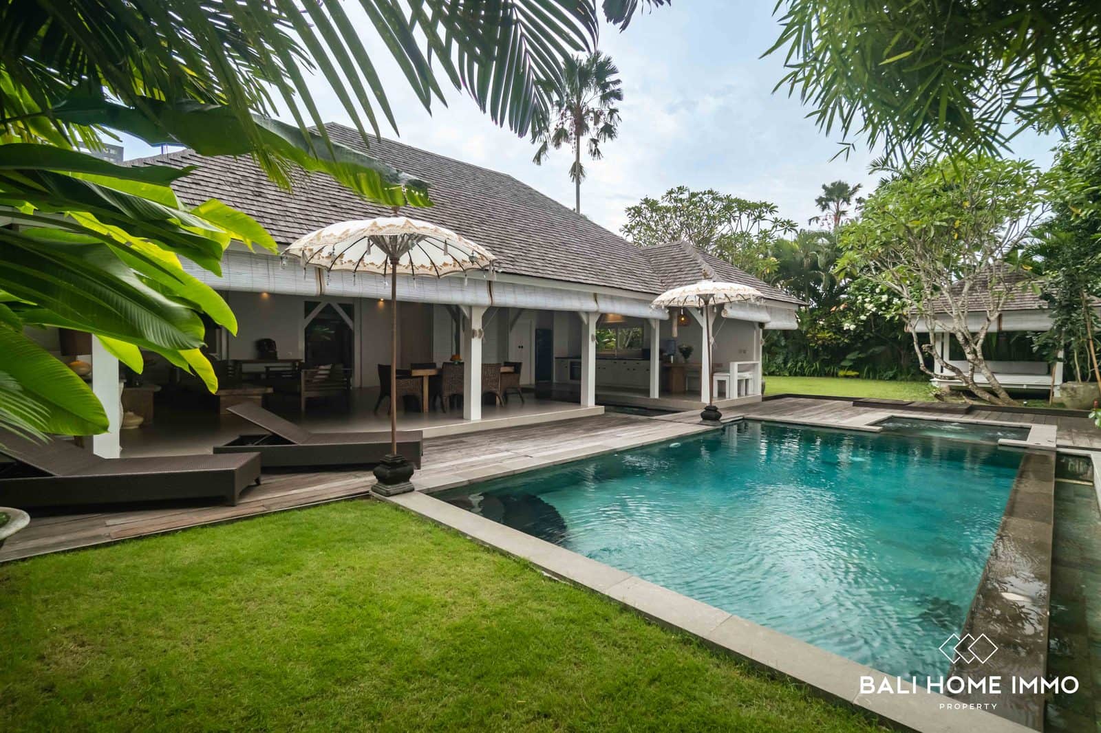 Beautiful 3 bedroom villa with garden for sale leasehold in Bali Canggu Berawa