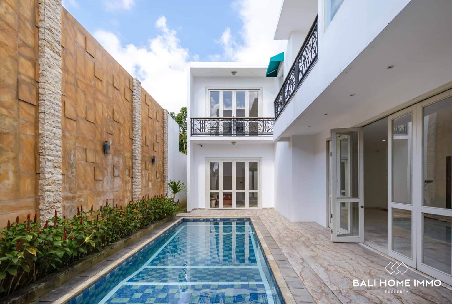 Elegant 5 Bedroom Villa with Ocean View Rooftop for Sale near Pecatu