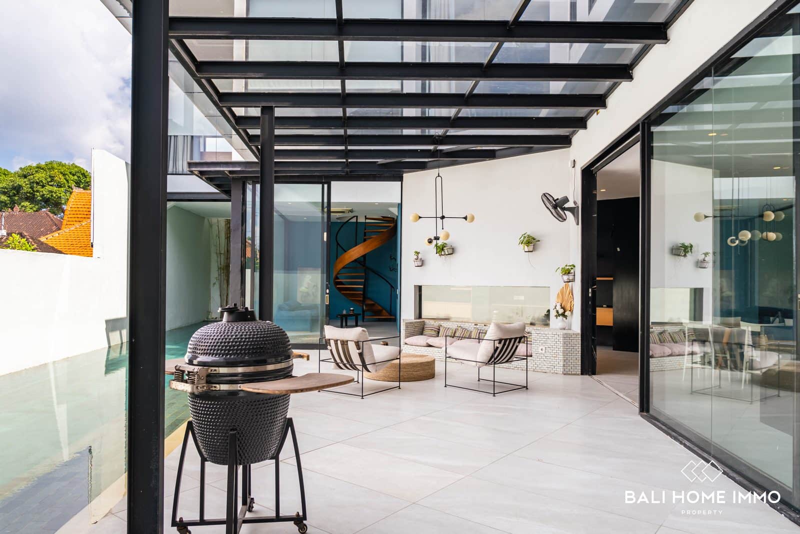 4-Bedroom Villa for Sale in the center of Batu Bolong Canggu