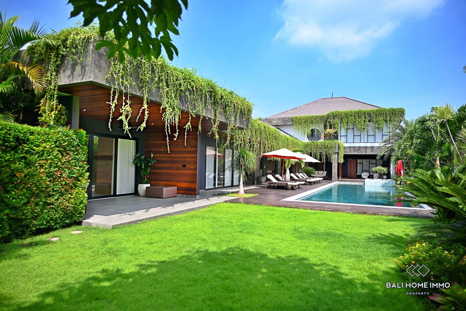 Luxury 5 Bedroom villa for sale leasehold in Bali Seminyak Residential Side
