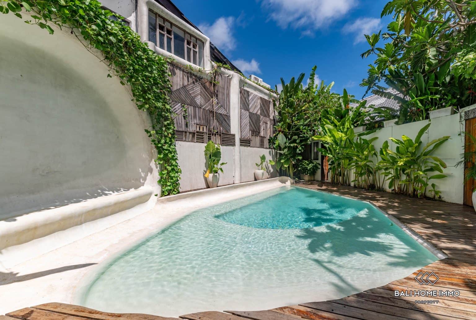 8 Bedroom Villa for Sale Leasehold in Pererenan Beachside
