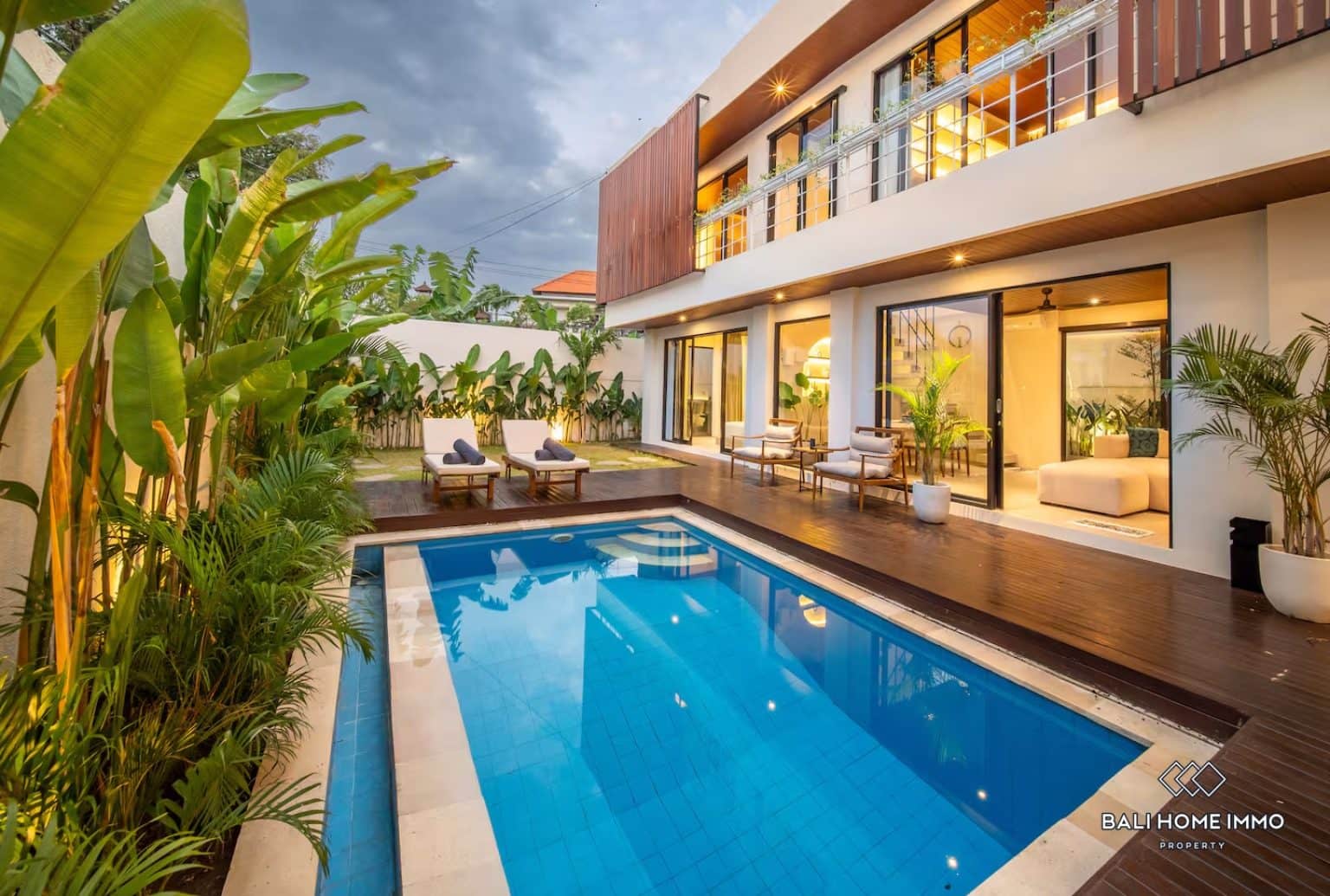 Beautiful 4 bedrooms + 1 office villa for sale and rent in Bali - Padonan