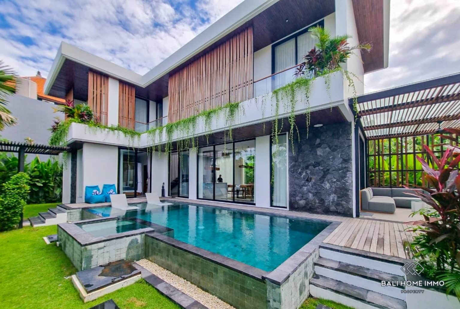 Charming 4 Bedroom Villa for Sale Leasehold in Bali Petitenget