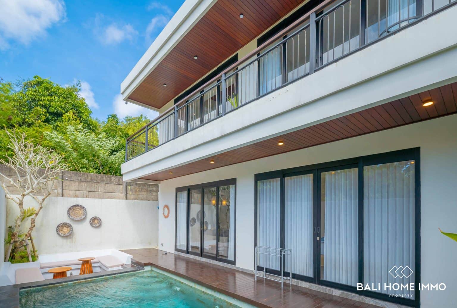 Modern Tropical 2-Bedroom Villa with Expansive Land for Sale and Rent in Ungasan