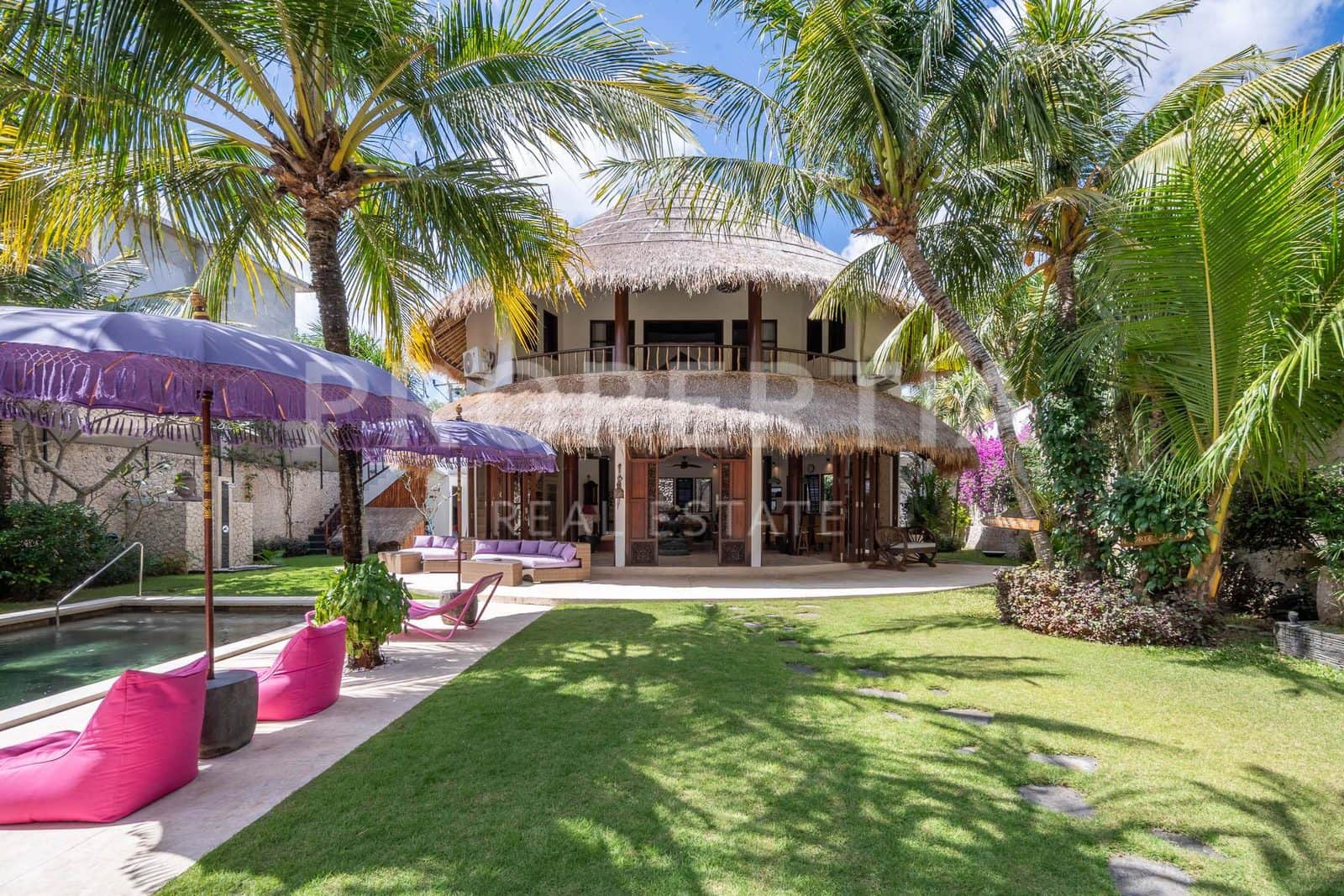 Stunning Three-bedroom Villa with Expansive Garden in Prime Bingin