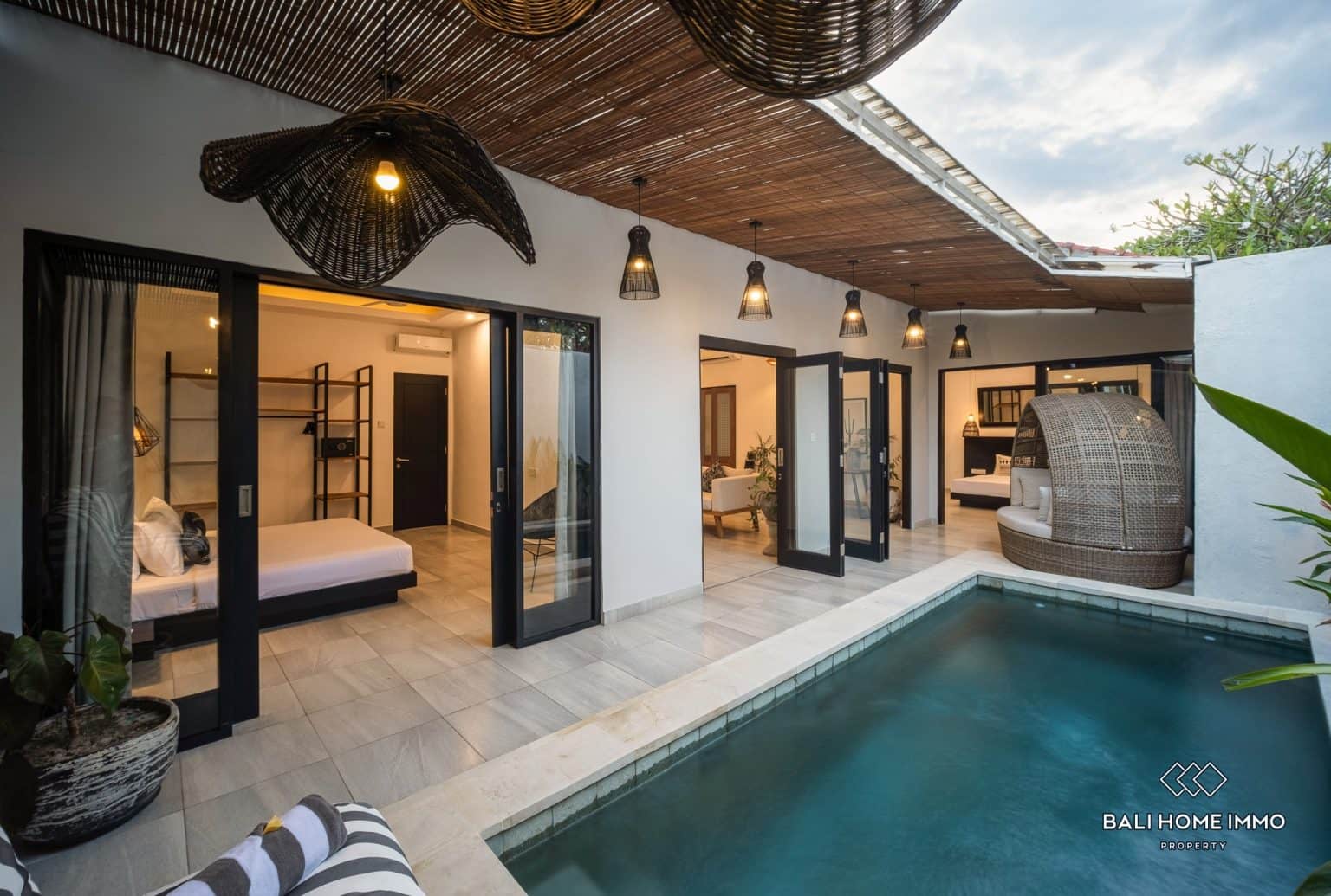 2 bedroom villa + 1 office for sale in Bali Canggu Echo beach