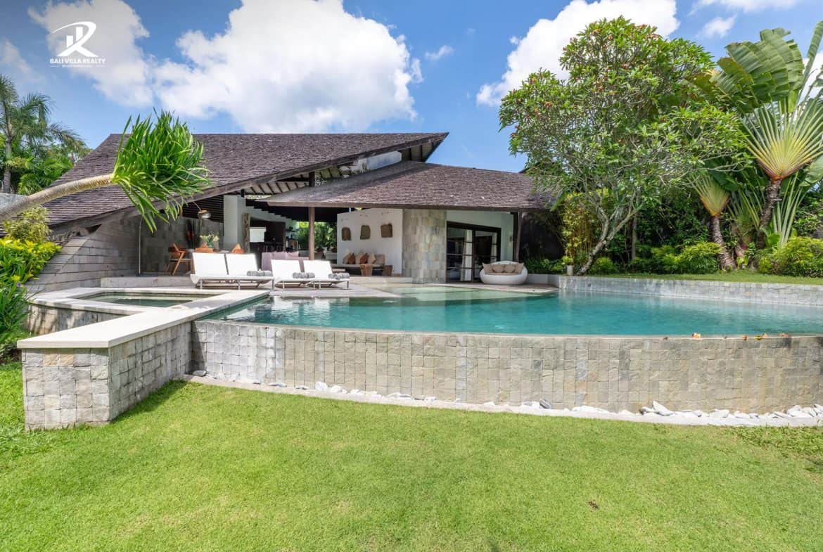 Tropical Elegance in the Heart of Seminyak – Spacious 3BR Leasehold Villa with Expansive Pool & High Ceilings