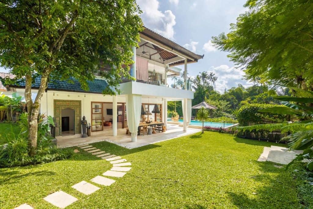Luxe 6 BR Paradise w infinity natural pool and jungle view – Ubud