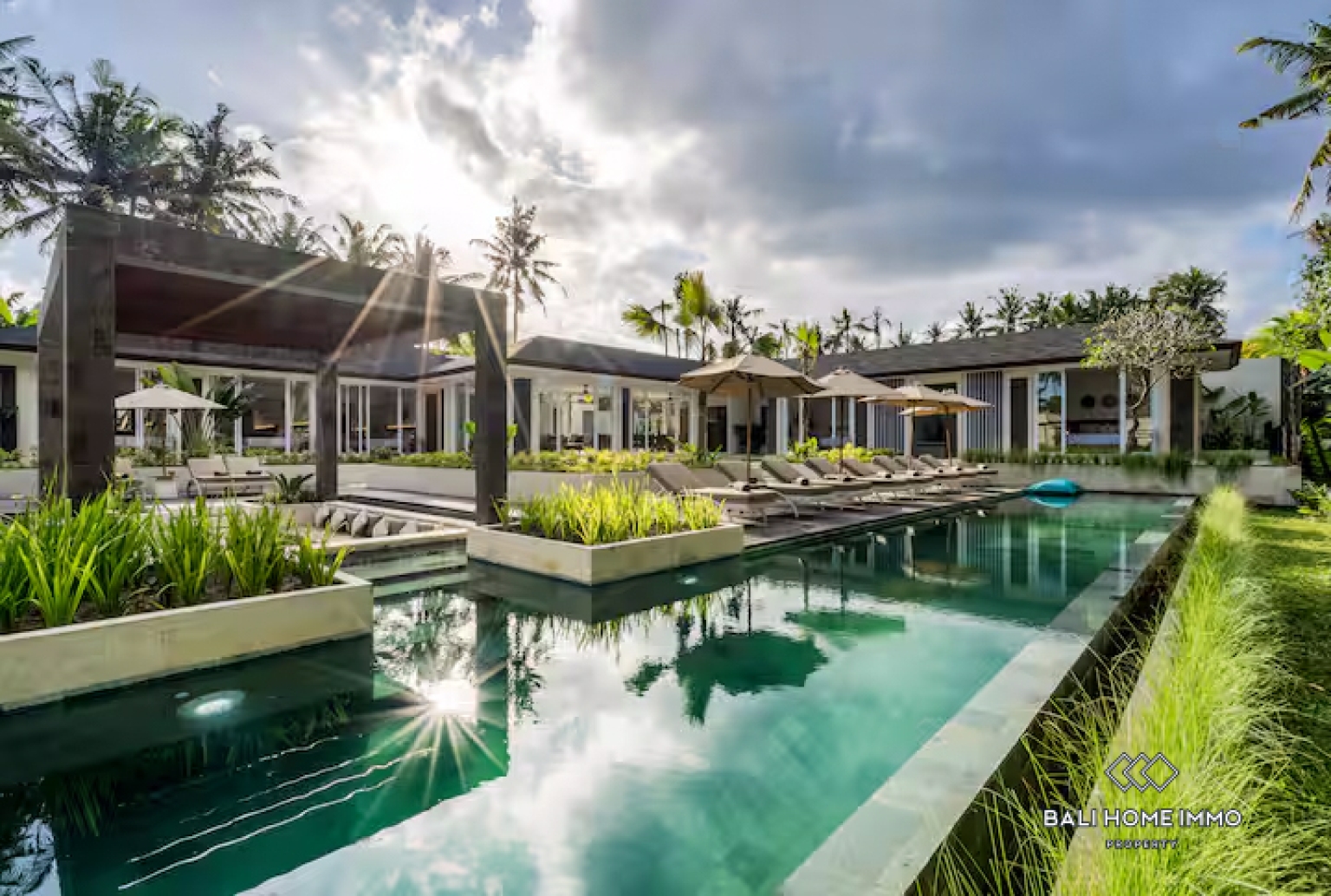 Modern 6 bedroom villa for sale in Ubud Bali - RFE08