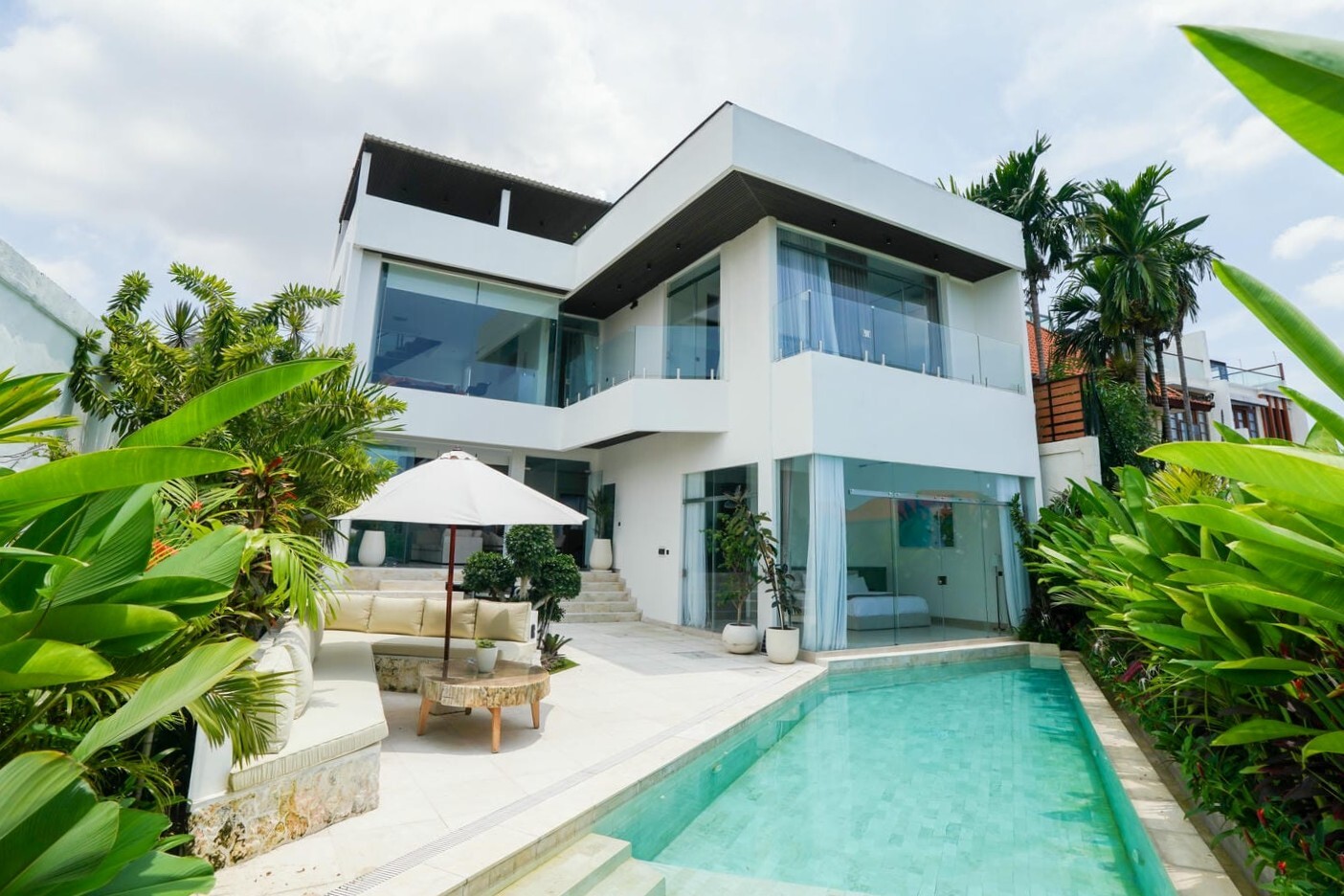 Modern Tropical 5 Bedroom Villa for Sale Leasehold in Canggu Be-1199