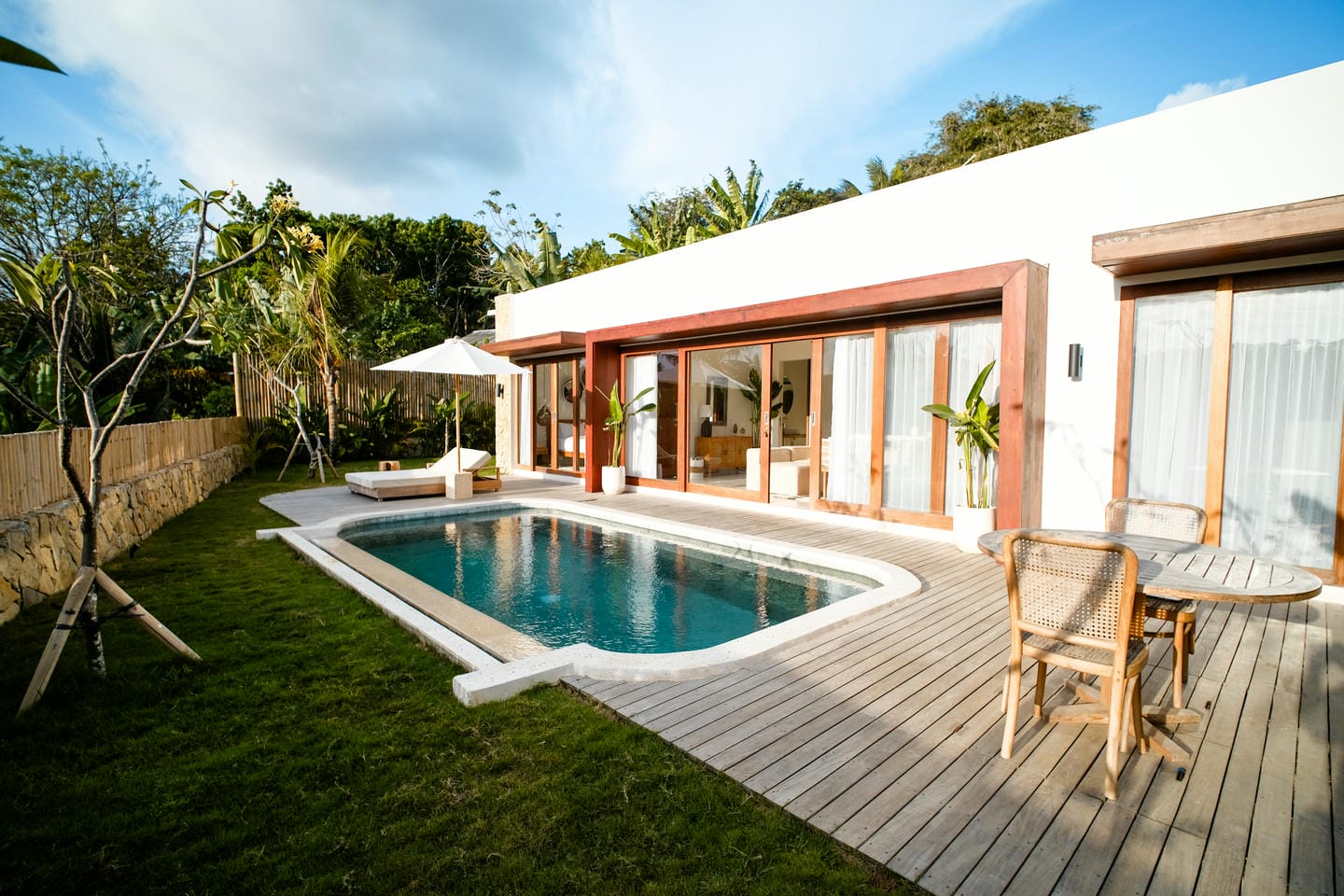 READY NOW JUNGLE VIEWS & SUNSET HILLS 2 BEDROOM VILLA FOR SALE FREEHOLD IN LOMBOK BE-2535