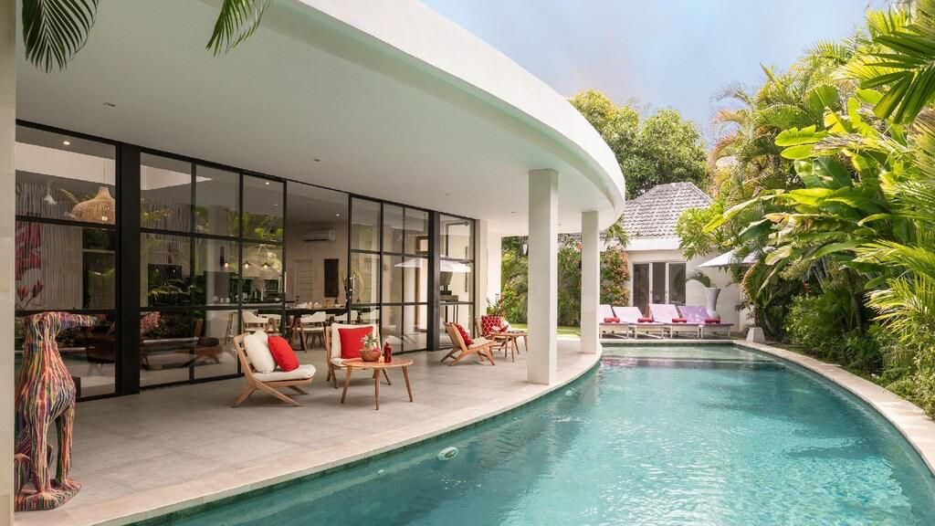 READY NOW 4 BEDROOM VILLA FOR SALE LEASEHOLD IN SEMINYAK BE-2117