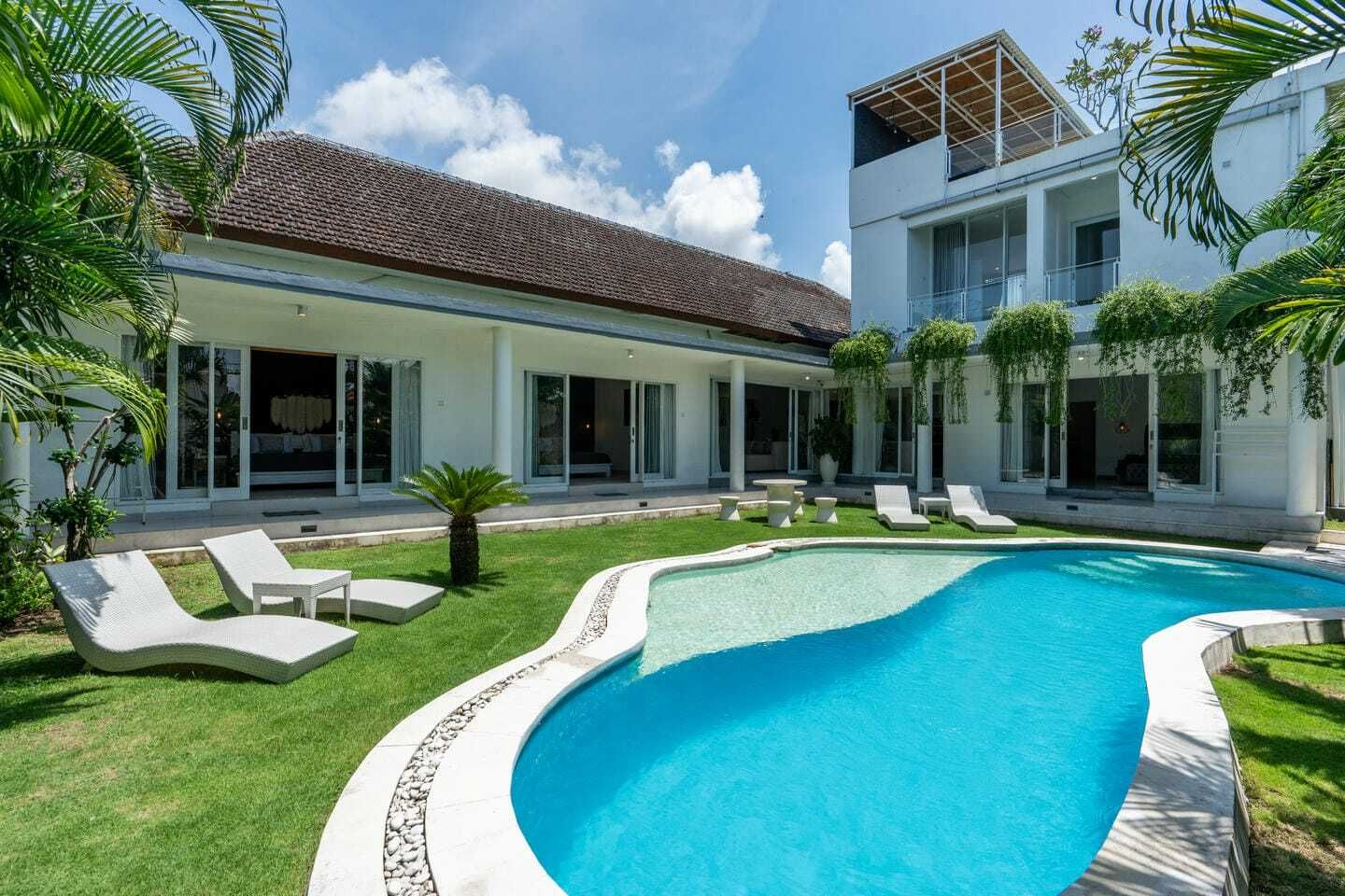 MODERN DESIGN 5 BEDROOM VILLA FOR SALE LEASEHOLD IN CANGGU BE-1337