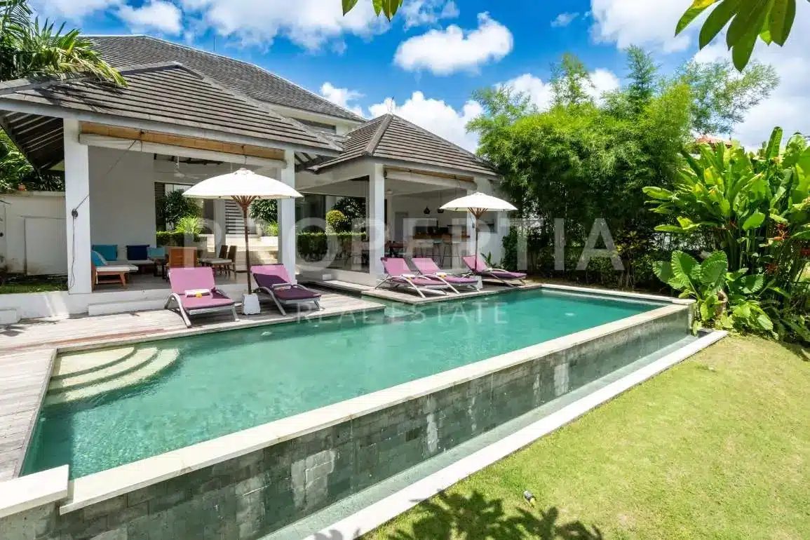 Spacious 6 Bedroom Villa in Tumbak Bayuh