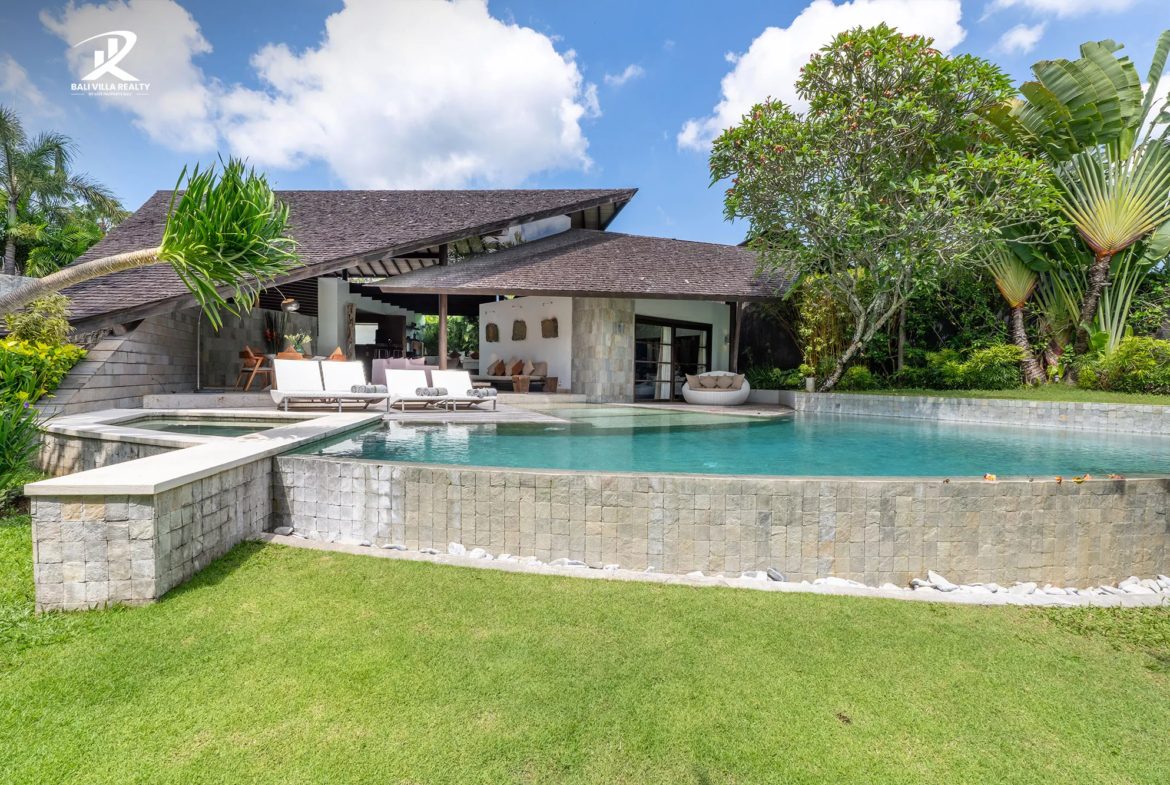 Tropical Elegance in the Heart of Seminyak – Spacious 3BR Leasehold Villa with Expansive Pool & High Ceilings