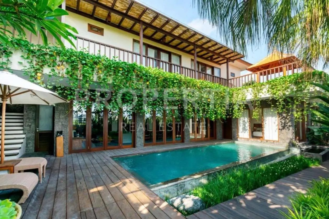 Spacious 5-Bedroom Freehold Villa in Batu Bolong
