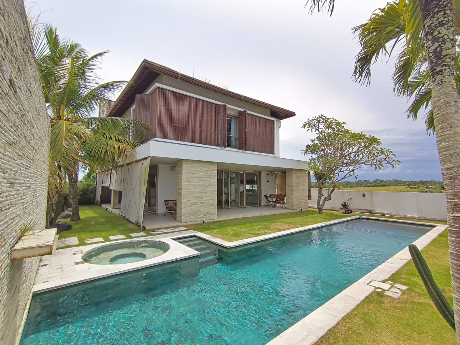 4 bedroom Freehold villa in Cemagi walking distance to the beach